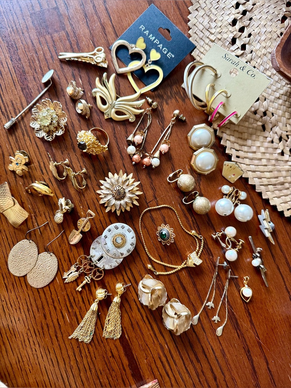 Vintage & More Gold Tone Mixed Lot Estate Earrings Stash Brooches Pins Earrings